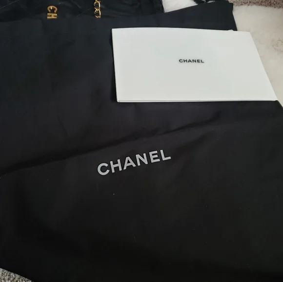 The Chanel 22 small handbag - Picture 8 of 12